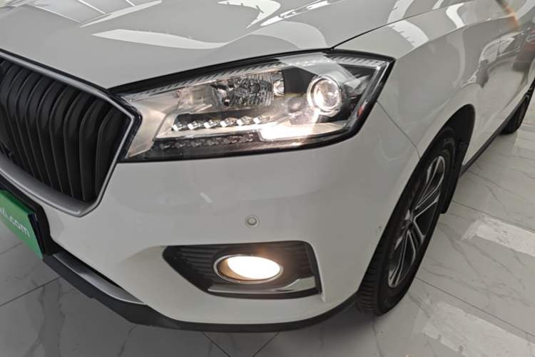 Used BORGWARD BX7 2016 28T Two-Wheel Drive Luxury Version 5 Seats Left Front Headlight