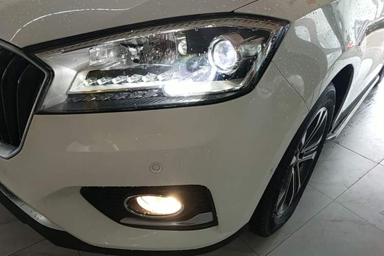 Used BORGWARD BX7 2016 28T Two-Wheel Drive Luxury Version 5 Seats Left Front Headlight