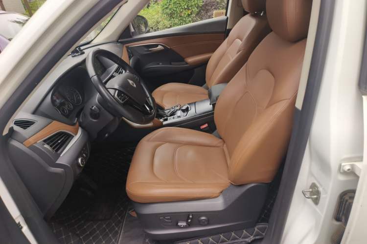 Used BORGWARD BX7 2016 28T Two-Wheel Drive Luxury Version 5 Seats Left Front Seat