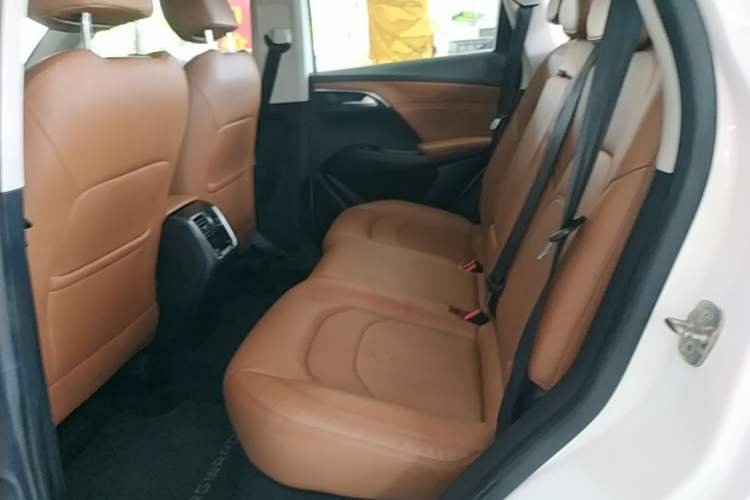 Used BORGWARD BX7 2016 28T Two-Wheel Drive Luxury Version 5 Seats Left Rear Seat
