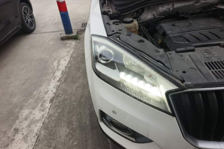Used BORGWARD BX7 2016 28T Two-Wheel Drive Luxury Version 5 Seats Right Front Headlight