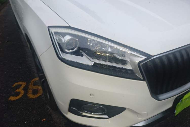 Used BORGWARD BX7 2016 28T Two-Wheel Drive Luxury Version 5 Seats Right Front Headlight