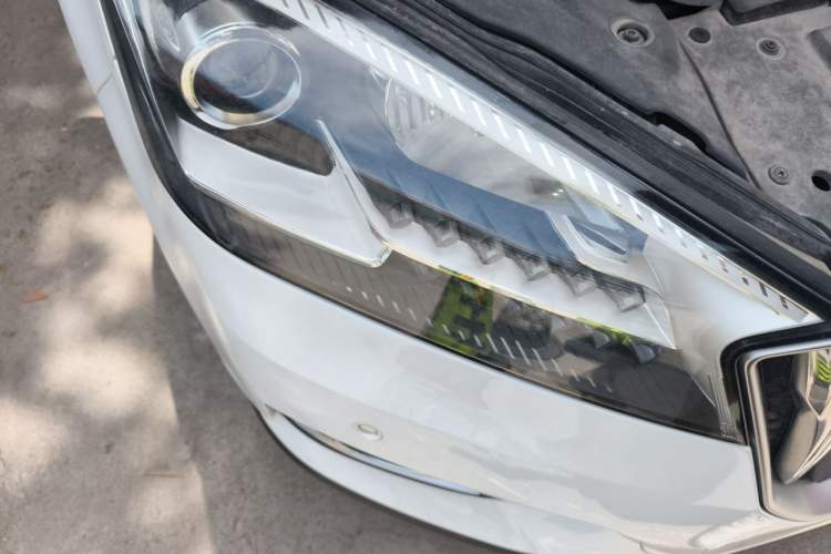 Used BORGWARD BX7 2016 28T Two-Wheel Drive Luxury Version 5 Seats Right Front Headlight