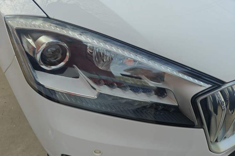 Used BORGWARD BX7 2016 28T Two-Wheel Drive Luxury Version 5 Seats Right Front Headlight