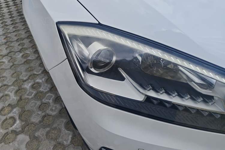 Used BORGWARD BX7 2016 28T Two-Wheel Drive Luxury Version 5 Seats Right Front Headlight