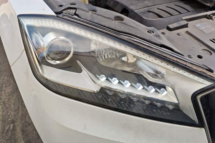 Used BORGWARD BX7 2016 28T Two-Wheel Drive Luxury Version 5 Seats Right Front Headlight