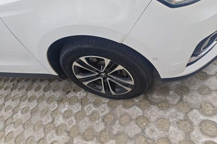 Used BORGWARD BX7 2016 28T Two-Wheel Drive Luxury Version 5 Seats Right Front Wheel Hub