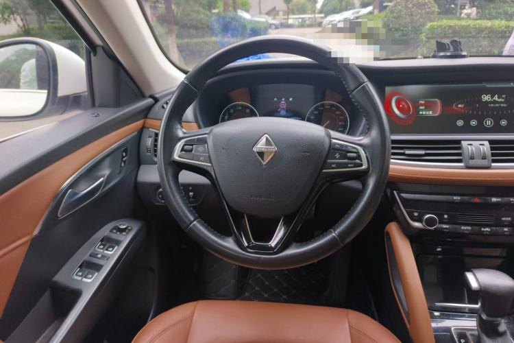 Used BORGWARD BX7 2016 28T Two-Wheel Drive Luxury Version 5 Seats Steering Wheel