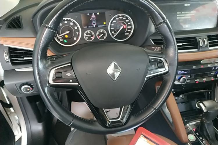 Used BORGWARD BX7 2016 28T Two-Wheel Drive Luxury Version 5 Seats Steering Wheel