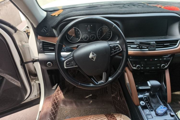 Used BORGWARD BX7 2016 28T Two-Wheel Drive Luxury Version 5 Seats Steering Wheel
