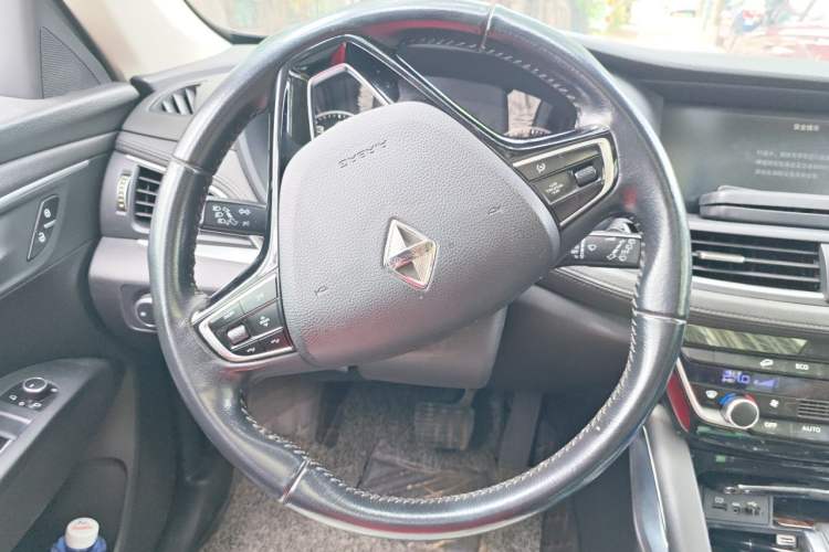 Used BORGWARD BX7 2016 28T Four-wheel Drive Luxury Edition 5 Seats Steering Wheel