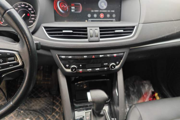 Used BORGWARD BX7 2018 28T Two-Wheel Drive Premium 7-Seater China VI Audio And AC Panel
