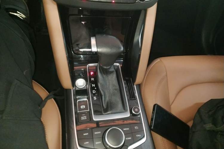 Used BORGWARD BX7 2018 28T Two-Wheel Drive Premium 7-Seater China VI Gear Lever