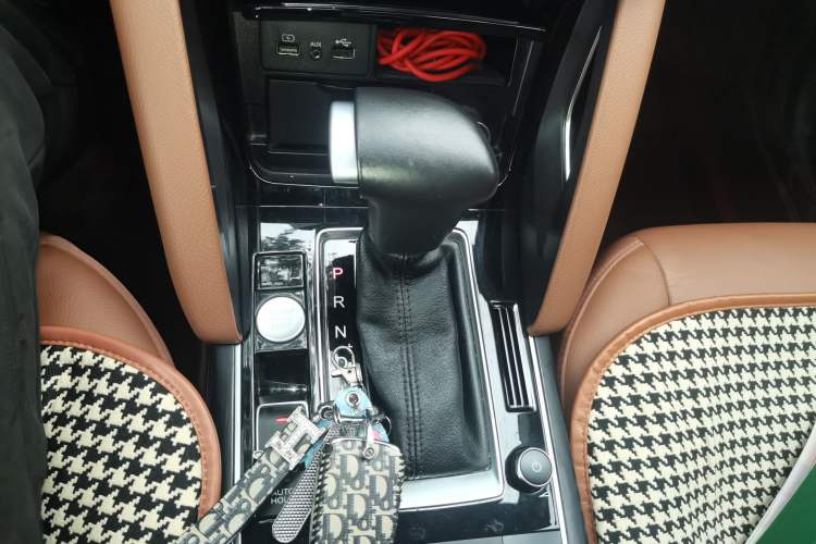 Used BORGWARD BX7 2018 28T Two-Wheel Drive Premium 7-Seater China VI Gear Lever