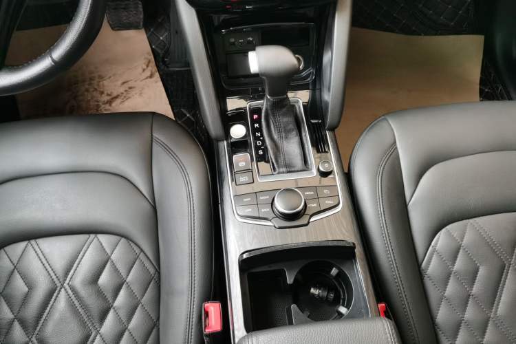 Used BORGWARD BX7 2018 28T Two-Wheel Drive Luxury Version 5 Seats China VI Emission Standard Gear Lever