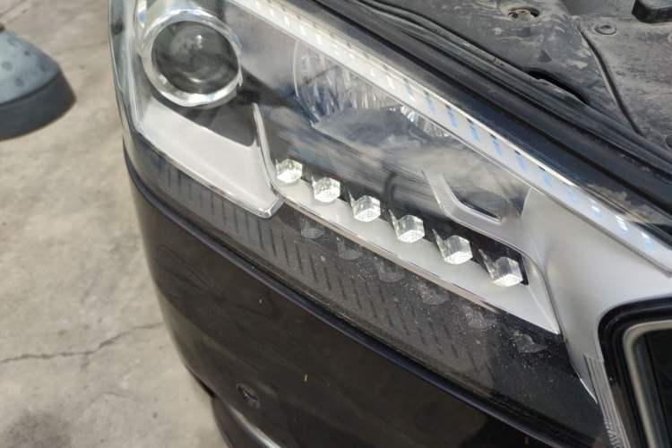 Used BORGWARD BX7 2018 28T Two-Wheel Drive Luxury Version 5 Seats China V Emission Standard Right Front Headlight