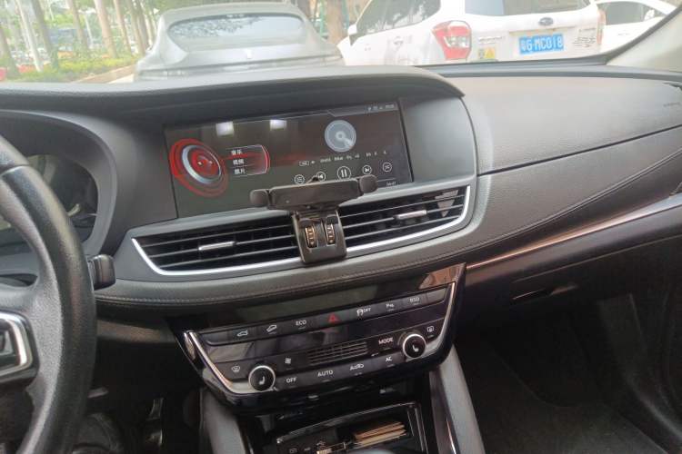 Used BORGWARD BX7 2018 28T Two-Wheel Drive Luxury Version 5 Seats China V Emission Standard Audio And AC Panel