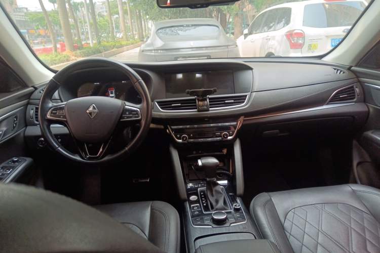Used BORGWARD BX7 2018 28T Two-Wheel Drive Luxury Version 5 Seats China V Emission Standard Center Console