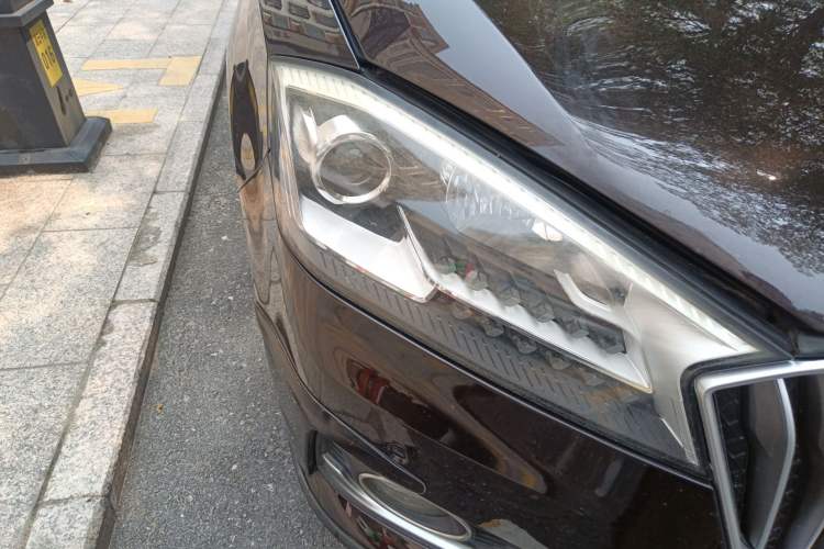 Used BORGWARD BX7 2018 28T Two-Wheel Drive Luxury Version 5 Seats China V Emission Standard Right Front Headlight