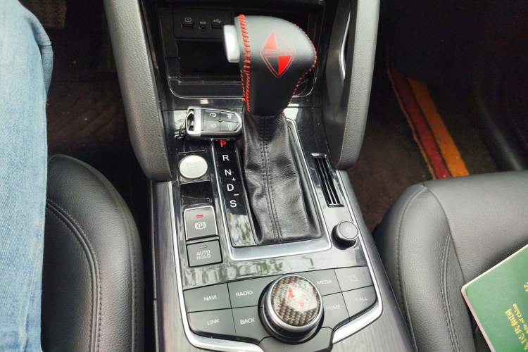 Used BORGWARD BX7 2018 28T Two-Wheel Drive Luxury Version 5 Seats China V Emission Standard Gear Lever