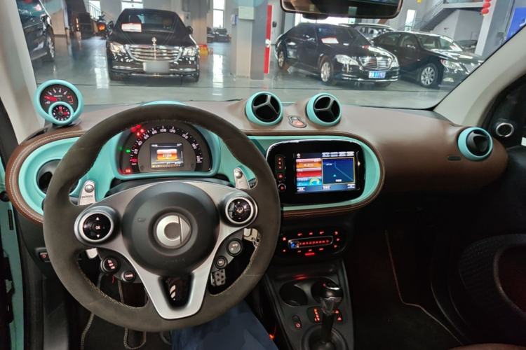 Used Brabus smart fortwo 2018 0.9T BRABUS Tailor-Made Convertible—Exclusively Customized Center Console