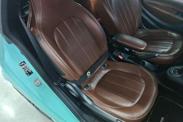 Used Brabus smart fortwo 2018 0.9T BRABUS Tailor-Made Convertible—Exclusively Customized Right Front Seat