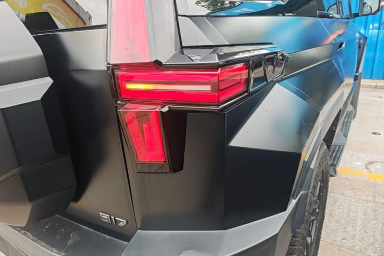 Used Brave warrior 917 2023 Range-Extended Base Model Right Rear Taillight