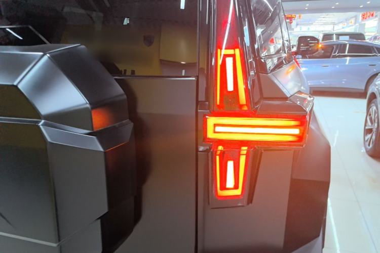 Used Brave warrior 917 2023 Range-Extended Base Model Right Rear Taillight