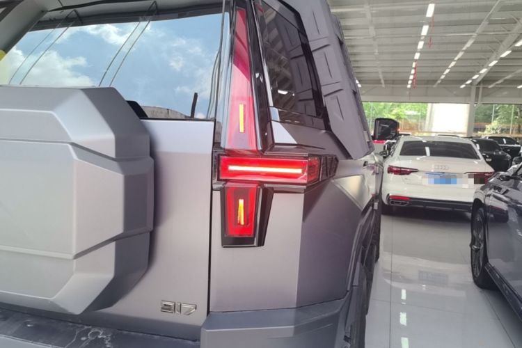Used Brave warrior 917 2023 Range-Extended Base Model Right Rear Taillight