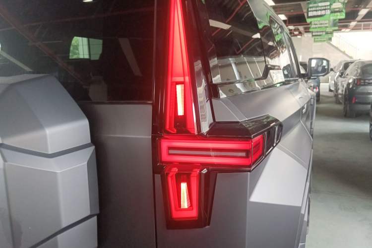 Used Brave warrior 917 2023 Range-Extended Base Model Right Rear Taillight