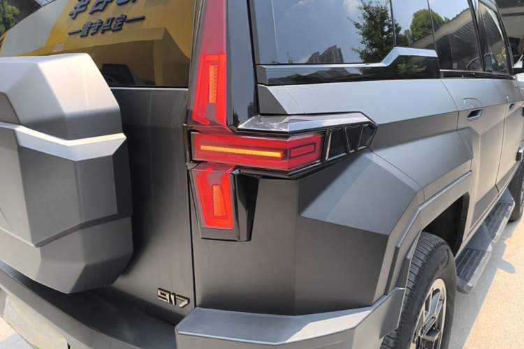 Used Brave warrior 917 2023 Range-Extended Base Model Right Rear Taillight