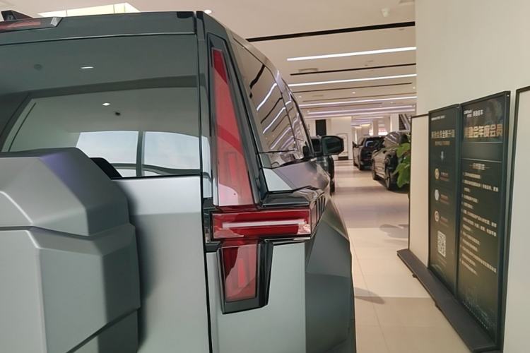 Used Brave warrior 917 2023 Range-Extended Base Model Right Rear Taillight
