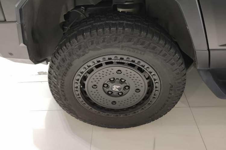 Used Brave warrior 917 2023 Range-Extended Base Model Right Rear Wheel Hub