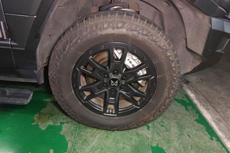 Used Brave warrior 917 2023 Range-Extended Founder Edition Right Front Wheel Hub