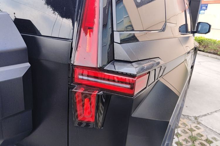 Used Brave warrior 917 2024 Extended-Range Highland Lion Edition Right Rear Taillight
