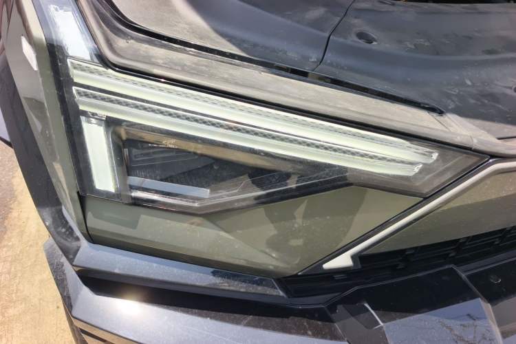 Used Brave warrior M817 2025 Model, Max Right Front Headlight