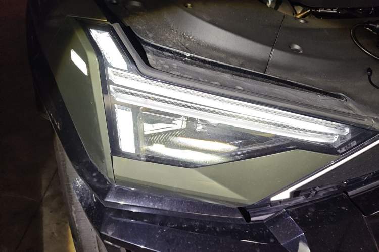 Used Brave warrior M817 2025 Model, Max Right Front Headlight