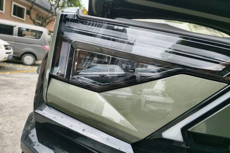 Used Brave warrior M817 2025 Model, Max Right Front Headlight