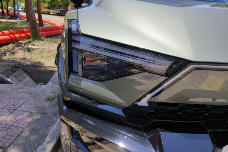 Used Brave warrior M817 2025 Model, Max Right Front Headlight