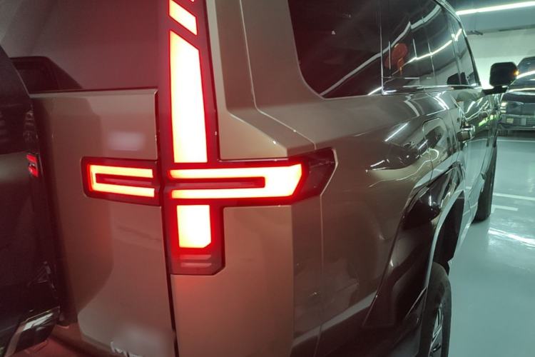 Used Brave warrior M817 2025 Model, Max Right Rear Taillight