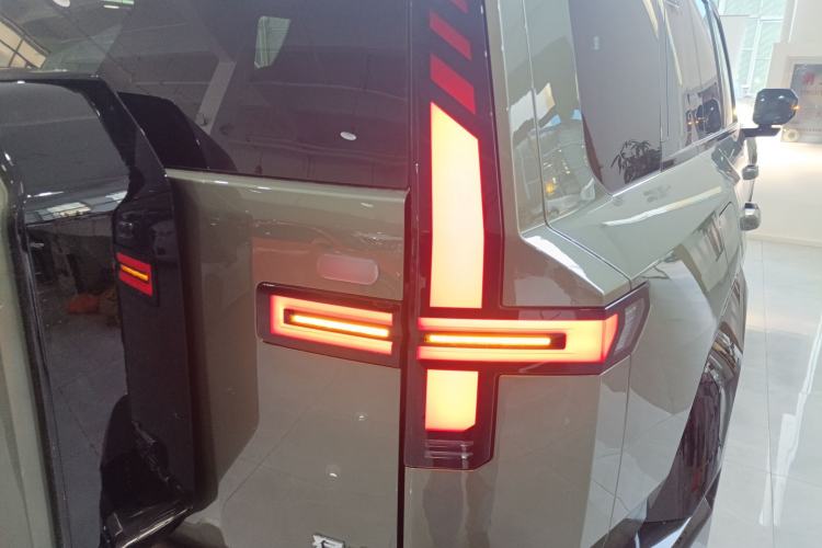 Used Brave warrior M817 2025 Model, Max Right Rear Taillight