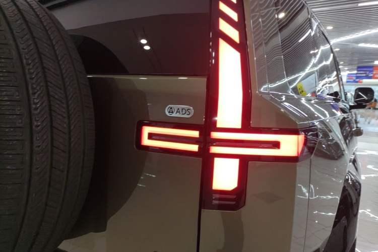 Used Brave warrior M817 2025 Model, Max Right Rear Taillight