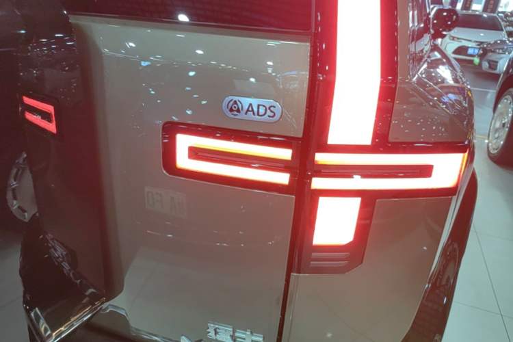 Used Brave warrior M817 2025 Model, Max+ Right Rear Taillight