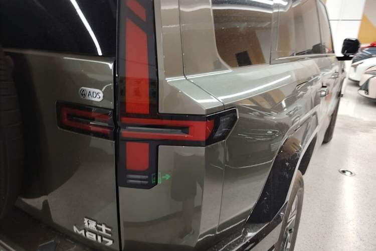 Used Brave warrior M817 2025 Model, Max Right Rear Taillight