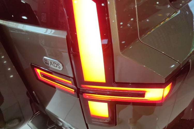 Used Brave warrior M817 2025 Model, Max Right Rear Taillight