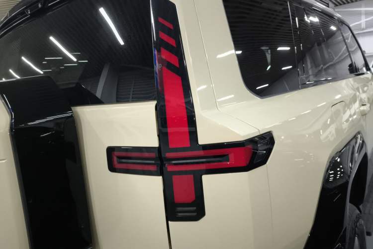 Used Brave warrior M817 2025 Model, Hero Right Rear Taillight
