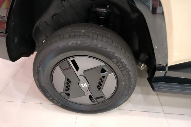 Used Brave warrior M817 2025 Model, Hero Right Rear Wheel Hub