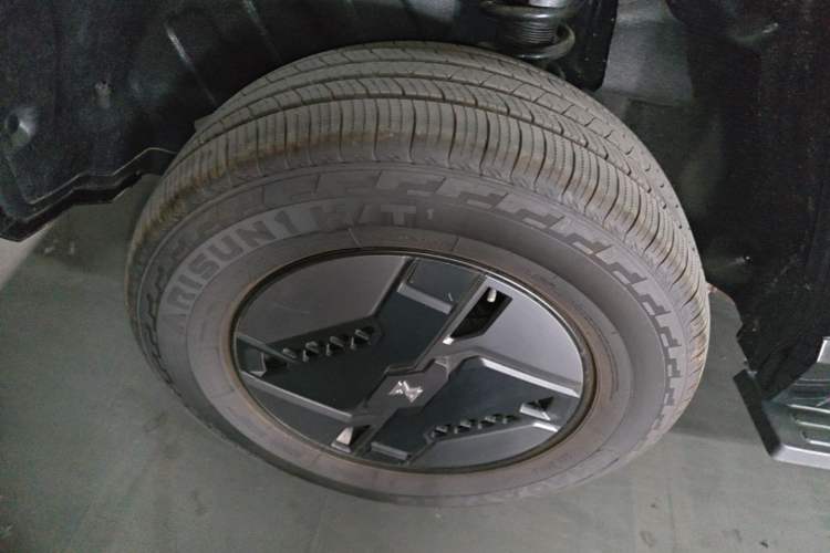 Used Brave warrior M817 2025 Model, Hero Right Rear Wheel Hub