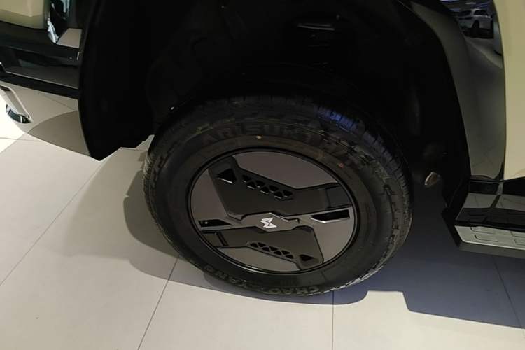 Used Brave warrior M817 2025 Model, Hero Right Rear Wheel Hub