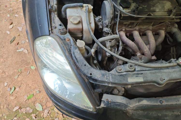 Used Brilliance BS6 2004 2.0L Automatic Comfort Version Engine Bay Right